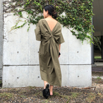バックツイストカーキのワンピース