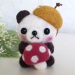 ☆秋作品☆トリックパンダちゃんのストラップ　キノコ　ドングリ　羊毛フェルト