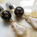 ◇1468再販2　🌜✨ムーンストーンの白猫・樹脂ノンホールピアス🐈🌟　※ピアス・イヤリングに変更可能