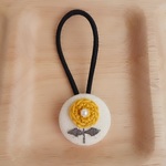 ☆送料無料☆からし色×白の花 くるみボタンのヘアゴム