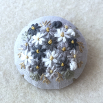 グレー小花の刺繍ブローチsuwa様専用
