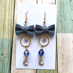 月が揺れる青いリボンピアス