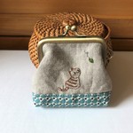 ねこ　刺繍がま口　スクエア口金　茶トラさんと木の葉…。【チャリティ】