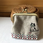 ねこ　刺繍がま口　スクエア口金　ハチワレさんアメちゃんちょいちょい。【チャリティ】