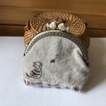 ねこ　刺繍がま口　　お魚口金　　キジトラちゃんと木の葉…。【チャリティ】