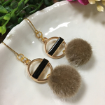 大人可愛い！チャーム×ファーボールのピアス・イヤリング♡(ブラウン)