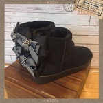 【13〜26.5cm】バックリボンショートブーツ/ブラック