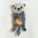刺繍のブローチ ラッコ
