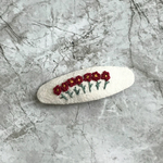 再販12【受注製作】刺繍パッチンピン「花畑・赤」