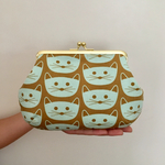 再販 　ミントなねこ size M ぷっくりがま口 化粧ポーチ  大きめポーチ 縦型 cat ベージュ 北欧 グリーン 内祝い