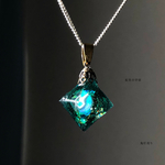 とりあえず一点虹色小宇宙 八面体 宇宙レジン 鉱石レジン ルナフラッシュ入りネックレス