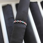 【New・5月＆7月の誕生石風】クリスマスカラーのスワロフスキーのリング　エメラルド×ルビー