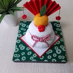 ちりめん  鏡餅  置き物(巻き毛紋様台付き)