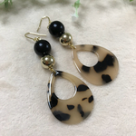 大人シックなべっ甲チャームの大ぶりピアス（クリーム）