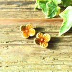 あめ色のお花のピアス／イヤリング ※チタンポスト