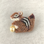森のリスさん  ビーズ刺繍ブローチ