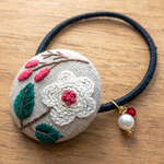 シンプルなお花とつぼみの手刺繍ヘアゴム・ブローチ