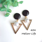 454 ブラックカボション×パール三角チャーム ピアス イヤリング