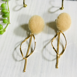 071  ベージュフェイクファーカボションとひねりパーツのピアス