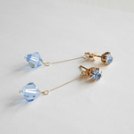 輝くライトサファイアカラーのゆれるピアス