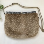 リバティ エコファー ふわふわ サコッシュ ポシェット　バンビ　ベージュ バッグ