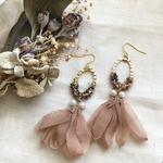 シフォンフリルとビーズのピアス