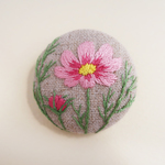 コスモスの手刺繍ブローチ
