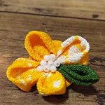 菜の花のブローチ(丸つまみ)葉っぱ付き