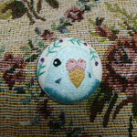 刺繍　セキセイインコ　ブローチ　くるみボタン　鳥