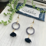 079  ネイビーフラワーとマーブルリングのフックピアス