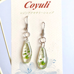 かすみ草の贈り物グリーンレジンピアス