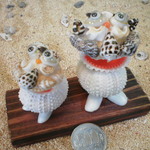 沖縄オヤジが作る可愛い貝殻シーサー！　ペアで杉板に乗ってます。
