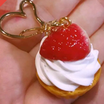 ホイップたっぷり苺のミニカップケーキ ハートキーホルダー