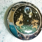 ホログラム月時計とアリスとうさぎの両面コンパクトミラー 鏡 ミラー シルバー レジン