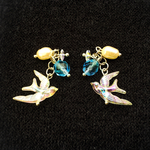 swallow　クリアブルーの空と虹色の鳥　ピアス／イヤリング