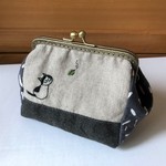 ねこ刺繍　大きく開くがま口ポーチ　ハチワレちゃんと木の葉。【チャリティ】