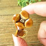 陶器で出来たお花のブローチ(飴色)