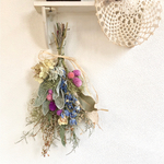ラムズイアーとクリーム色のミニ薔薇