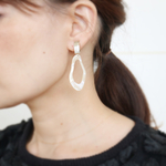 ［再販］ メタリック×べっ甲（アイボリー）変形フープイヤリング（ピアス）