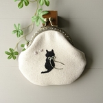 猫の刺繍 がま口財布  コットンパール付き♪       