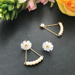 可憐な白い秋桜のピアス(イヤリング)