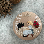 50㎜綿生地刺繍ブローチ