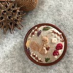 木枠リネン刺繍ブローチ リス