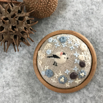40㎜木枠リネン刺繍ブローチ