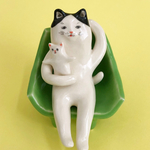 ねこを持ってるくつろぎねこ