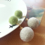 〈felt ball〉ころころピアス☆若草 サージカルステンレス