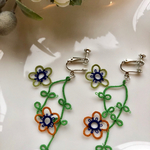 深いグリーンの葉っぱと個性的なお花たち☆タティングイヤリング