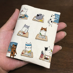 お勉強熱心な猫ちゃんカードケース
