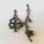 花の咲く枝とクローバーのアンティーク風ピアス