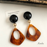 ブラックカボション＆ドロップ型チャーム（べっ甲） 大ぶり ピアス／イヤリング